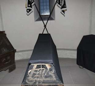 Sarkophage in der Krypta