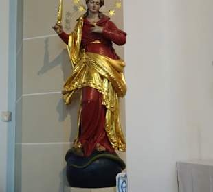 Statue am Pfeiler der Stadtpfarrkirche