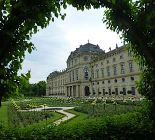 Idyllisch: Rosengarten im Juni