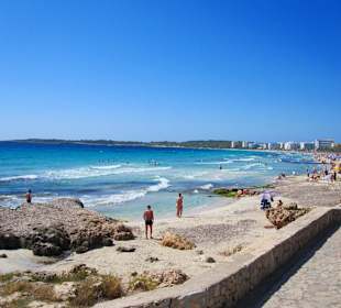 Cala Millor mit Castell im Hintergrund