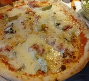 Pizza Schinken und Artischocken