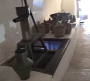 Erdgeschoss - Öllager mit steinernen Behältern