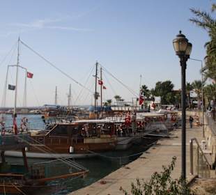 Am Hafen von Side...