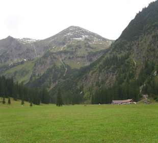 Blick vom See in die Berge