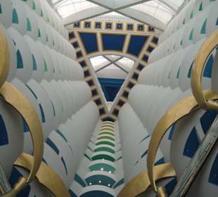Ein Blick nach oben im Burj Al Arab