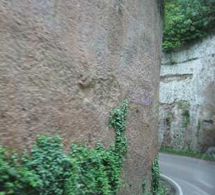 Fahrt durch die Tuffsteinstrasse in der Nähe von Pitigliano