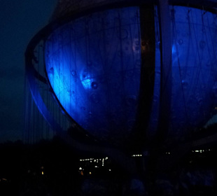 Das Kettenkarussell bei Nacht