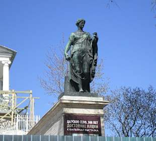 Statue vor der Camelion-Galerie