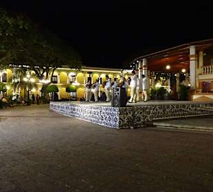Zentraler Platz mit Gitarrenspielern