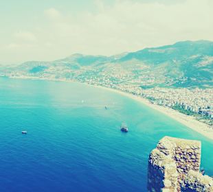 Aussicht von der Burg zum Hotel Kahya