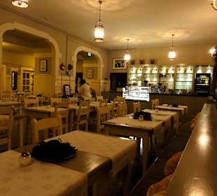 Blick in den abendlichen Gastraum der Schlossküche