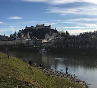 Blick entlang der Salzach auf die Festung