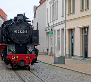 Dampfzug in einer Stadtstrasse
