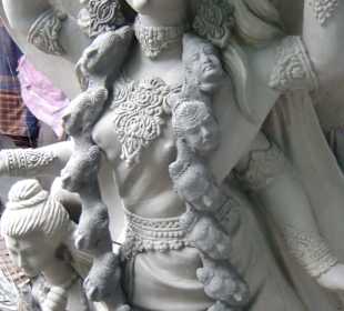 Toll gearbeitete Kalifigur