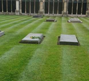 Der Abteigarten mit Gräbern,