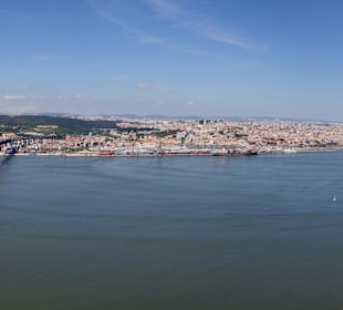 Panorama mit der Ponte 25 de Abril