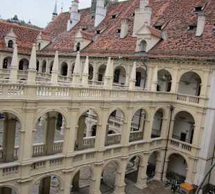 Innenhof mit Arkaden