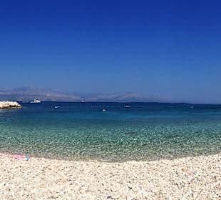 Strand gegenüber Hotel