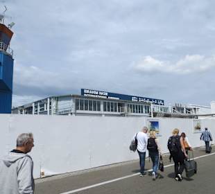 Vom Flieger zum Flughafengebäude