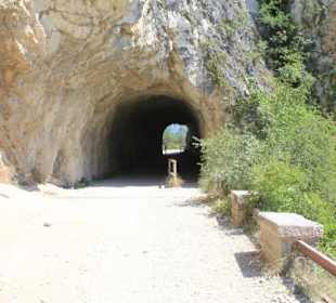 Durch kleine Tunnel