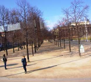 Park vor der Brücke