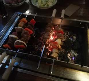 Grillen am eigenen Tisch auf Lava-Steinen