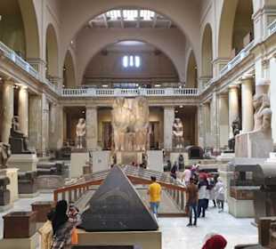 Pyramiden und Ausgrabungsfund