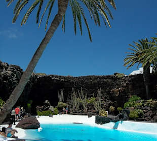 Pool außerhalb der Höhle