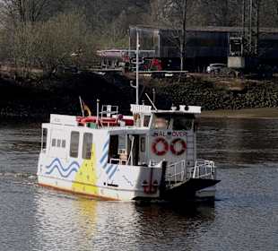 Die kleine Sielwallfähre auf der Weser
