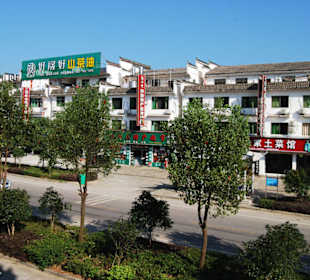 Geschäftsstraße bei Einfahrt zu Museum