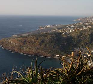 Die ins Meer gebaute kurze Landepiste