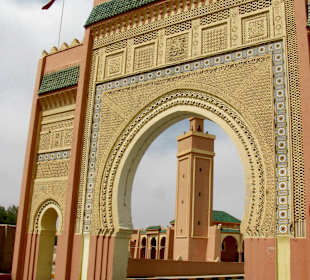 Rissani: das dreibogige Stadttor mit Moschee