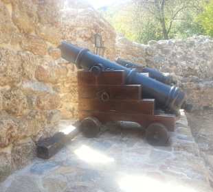 Kanonen an der Mauer