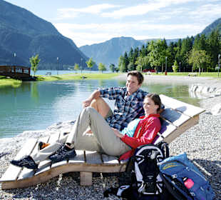 Nach dem Wandern am See relaxen