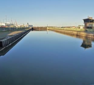 Blick vom Tor in das Becken der Kaiserschleuse