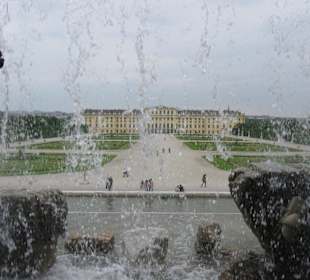 Blick durch einen Wasserfall auf Schönbrunn