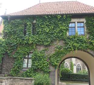 Der Tatarenturm, dessen Umfeld aufgeschüttet wurde