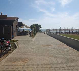 Der Weg zur Promenade,links Süsse Ecke