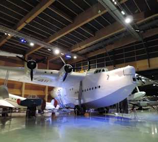 Militär und Zivilflugzeuge in einer Halle