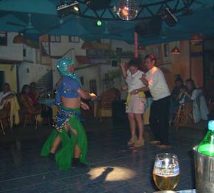 Hasan beim Bauchtanz