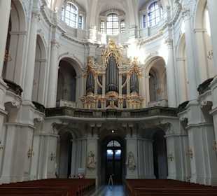 Mittelschiff mit der Silbermann-Orgel