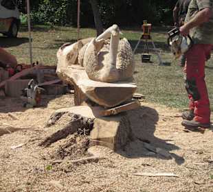 Kreativ Kettensägen am Rhein