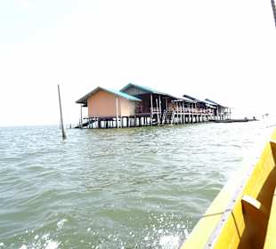 Offenes Meer, Häuser auf Pfählen
