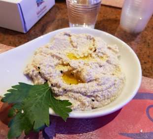 Humus ist der angegebene Salat.