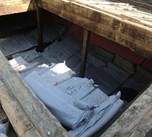 Ladeluke, alles wird per Muskelkraft verladen