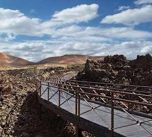 Brücke durch die Lavafelder