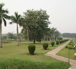 Schön angelegter Park der den Lotus Tempel umgibt