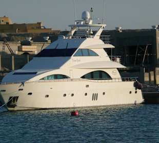 Erste grosse Yacht in der neuen Marina