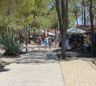 Gasse von der Anlegestelle zum Strand