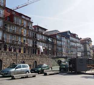 Die schmalen Häuser von Ribeira